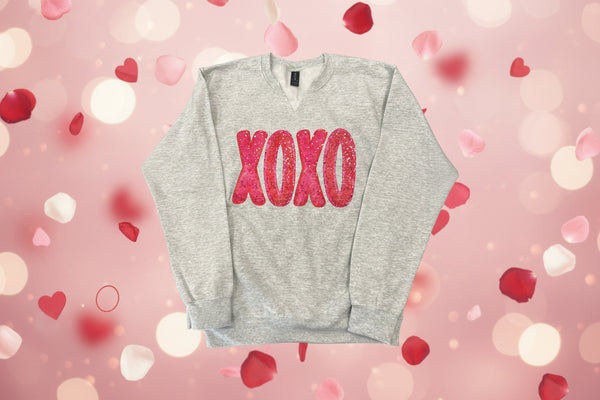 XOXO Split Neck Graphic Crewneck on Ash Gray